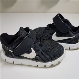 Nike Free RN toddler Velcro tennis shoe 5C